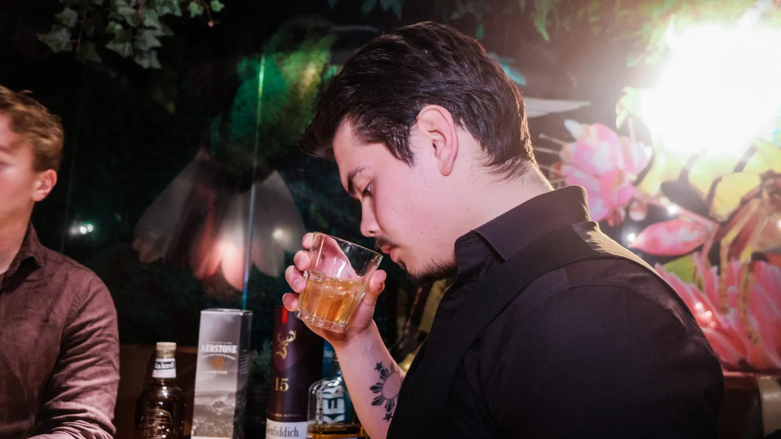 Gæst dufter til et glas whisky for at bedømme aromaen